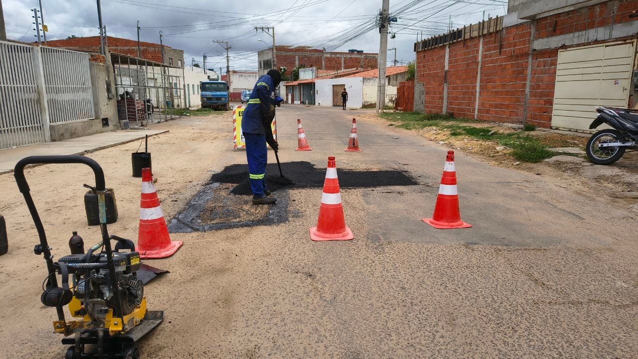 Prefeitura de Juazeiro realiza recuperação asfáltica em diferentes bairros do município